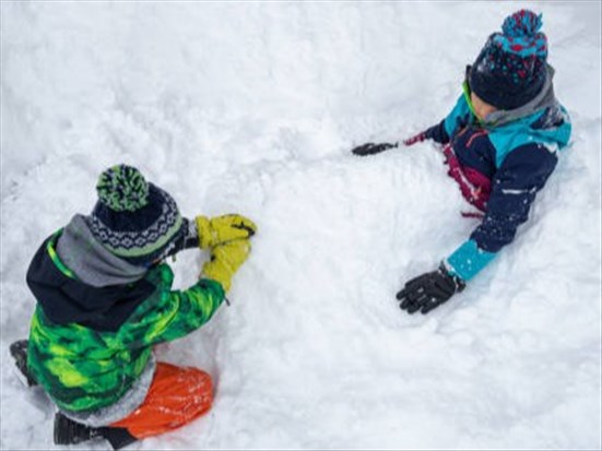 Le débat autour des buttes de neige dans les cours d’école fait réagir