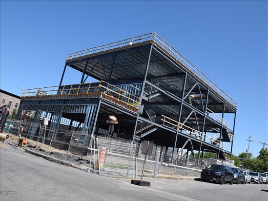 Un immeuble commercial haut de gamme en construction