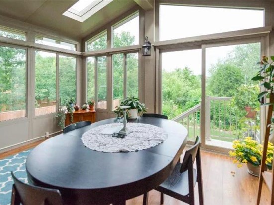 Le solarium comme salle à manger d’été : un choix de plus en plus populaire