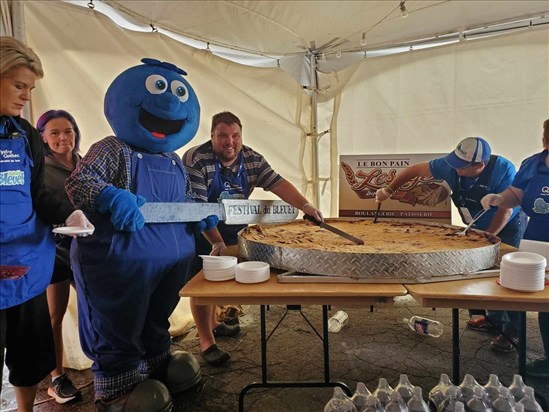 La Boulangerie et Pâtisserie Lesage de retour au fourneau pour la traditionnelle tarte géante du Festival du Bleuet