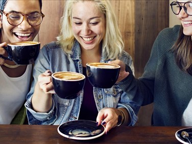 6 cafés et espaces créatifs où art et culture se rencontrent à Montréal