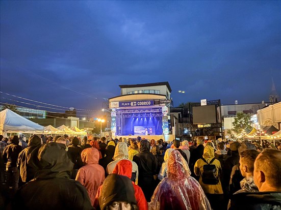 Le Festival d’humour d’Alma démarre en force sous la pluie