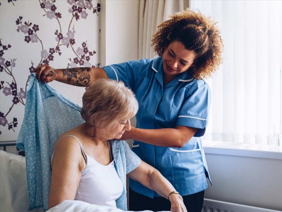 Une aide financière maintenant offerte aux proches aidants