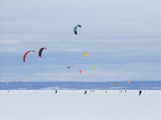 Conditions idéales pour la 7e Traversée du lac Saint-Jean en snowkite