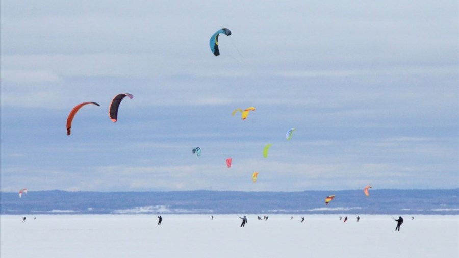 Conditions idéales pour la 7e Traversée du lac Saint-Jean en snowkite