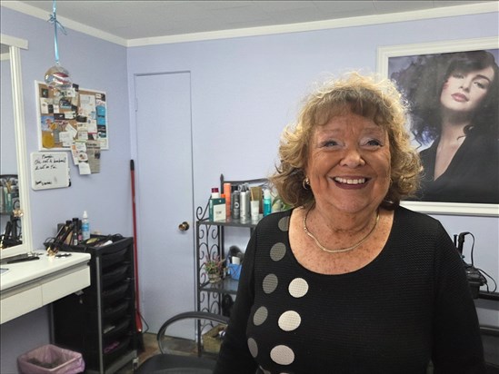 Lise Villeneuve, coiffeuse et confidente depuis 60 ans