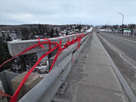 Le ruban rouge, un symbole de protestation qui se répand à Alma