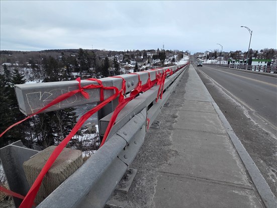 Le ruban rouge, un symbole de protestation qui se répand à Alma