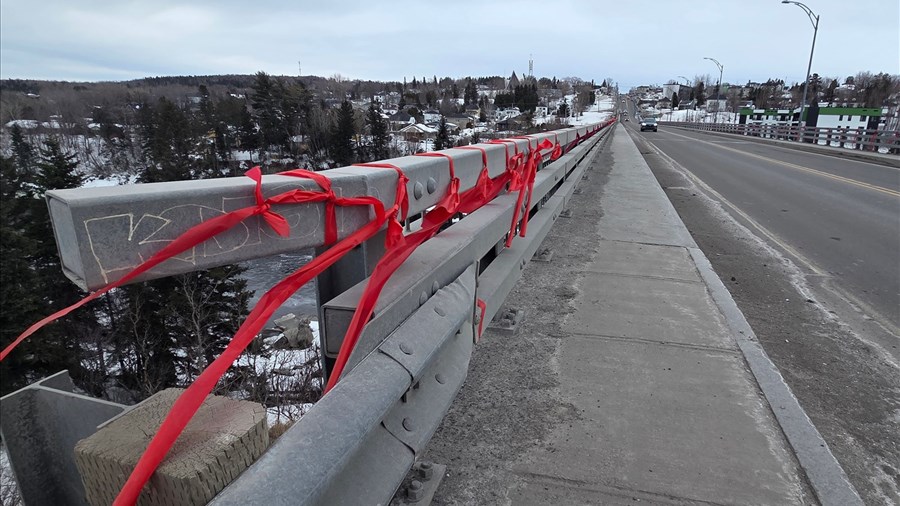 Le ruban rouge, un symbole de protestation qui se répand à Alma