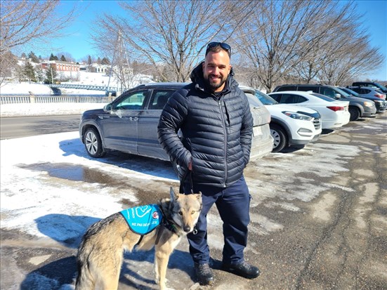 Michaël Morin raconte son quotidien avec son chien d’assistance