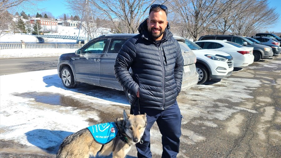 Michaël Morin raconte son quotidien avec son chien d’assistance