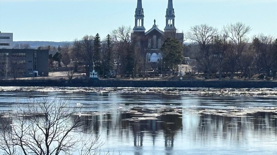 La rivière Ashuapmushuan libérée de ses glaces