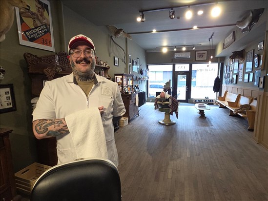 Un parcours atypique fièrement raconté par le barbier Jonathan Doré 