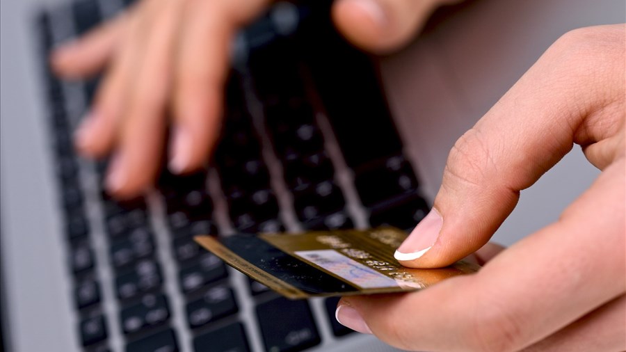 Une Almatoise vole 2 294 $ avec la carte d’entreprise de son patron