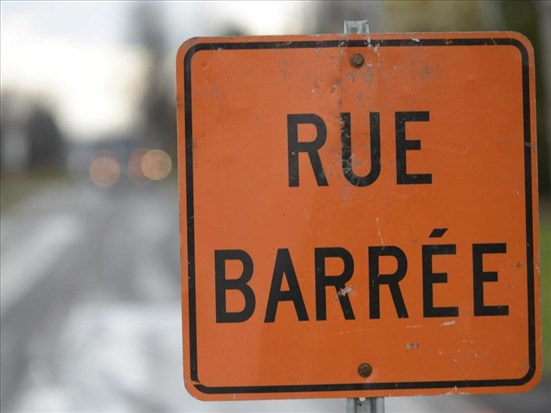Un pont temporaire en préparation sur la route des Fondateurs