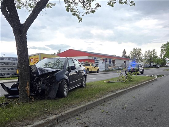 Un automobiliste percute un arbre violemment à Alma