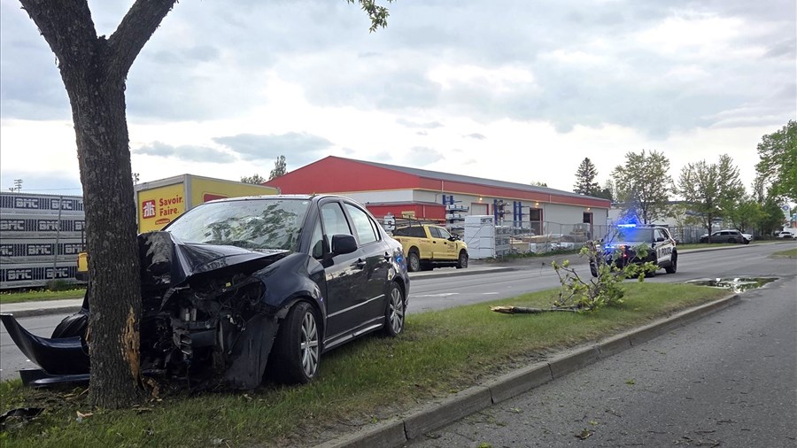 Un automobiliste percute un arbre violemment à Alma