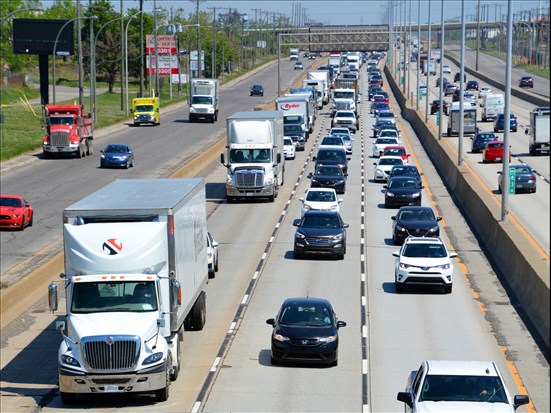 La distraction au volant a un nouveau visage, révèle un sondage