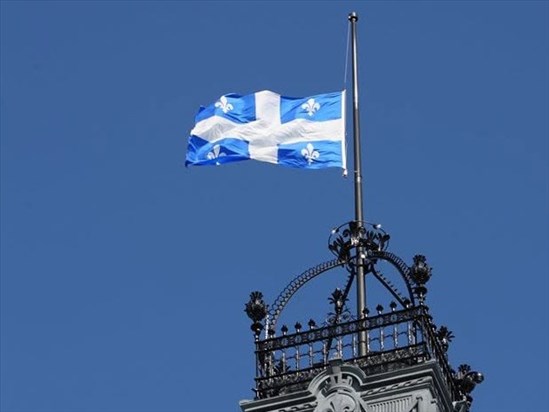 Le drapeau du Québec en berne lors des funérailles de Marc Messier