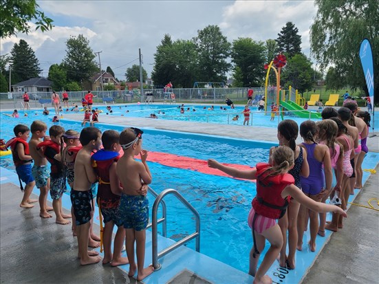 Des cours de natation gratuits seront offerts aux enfants dès l’été prochain