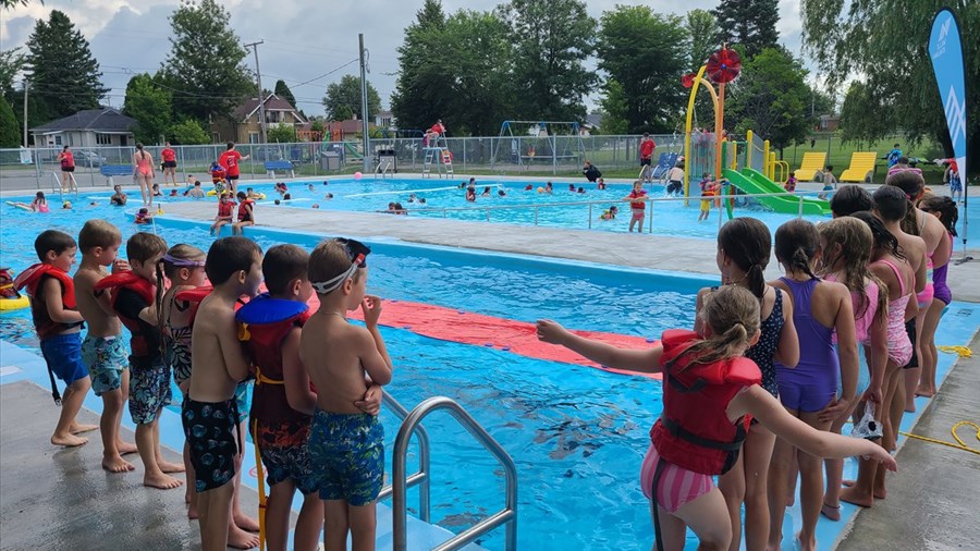 Des cours de natation gratuits seront offerts aux enfants dès l’été prochain
